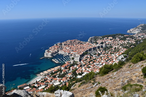 Vieille ville de Dubrovink, Croatie, photographiée depuis le point haut. On y distingue le port et les remparts.