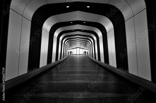 Carta da parati Grayscale shot of a corridor tunnel inside a building