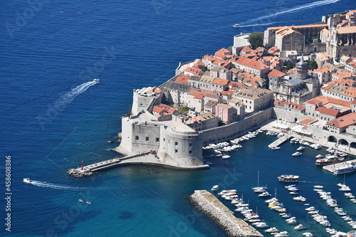 Vieille ville de Dubrovink, Croatie, photographiée depuis le point haut. On y distingue le port et les remparts.