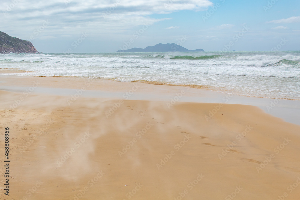 vento forte carregando a areia na  Praia Brava Florianopolis Santa Catarina Brasil Florianópolis