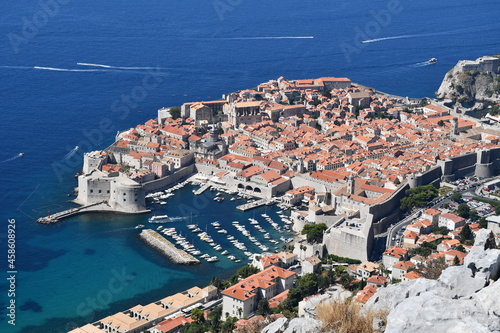 Vieille ville de Dubrovink, Croatie, photographiée depuis le point haut. On y distingue le port et les remparts.