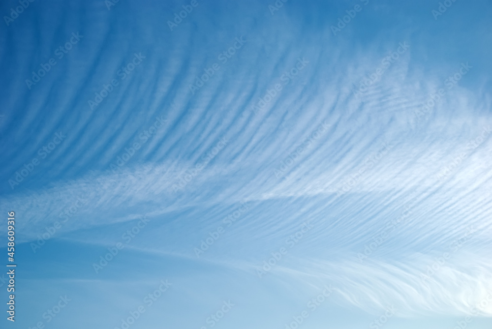 Obraz premium Heap white clouds in a clear blue sky.