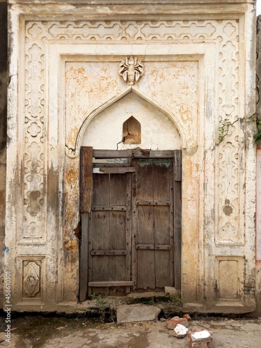 old wooden door © Saloni Tyagi