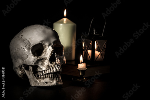 czaszka i świece na ciemnym tle