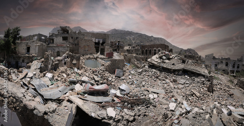 Cuadro en lienzo Houses destroyed by war in the city of Taiz, Yemen