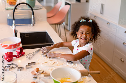 Fotomurale Happy african american messy girl baking in kitchen