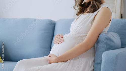 部屋でリラックスする若い妊婦 © polkadot