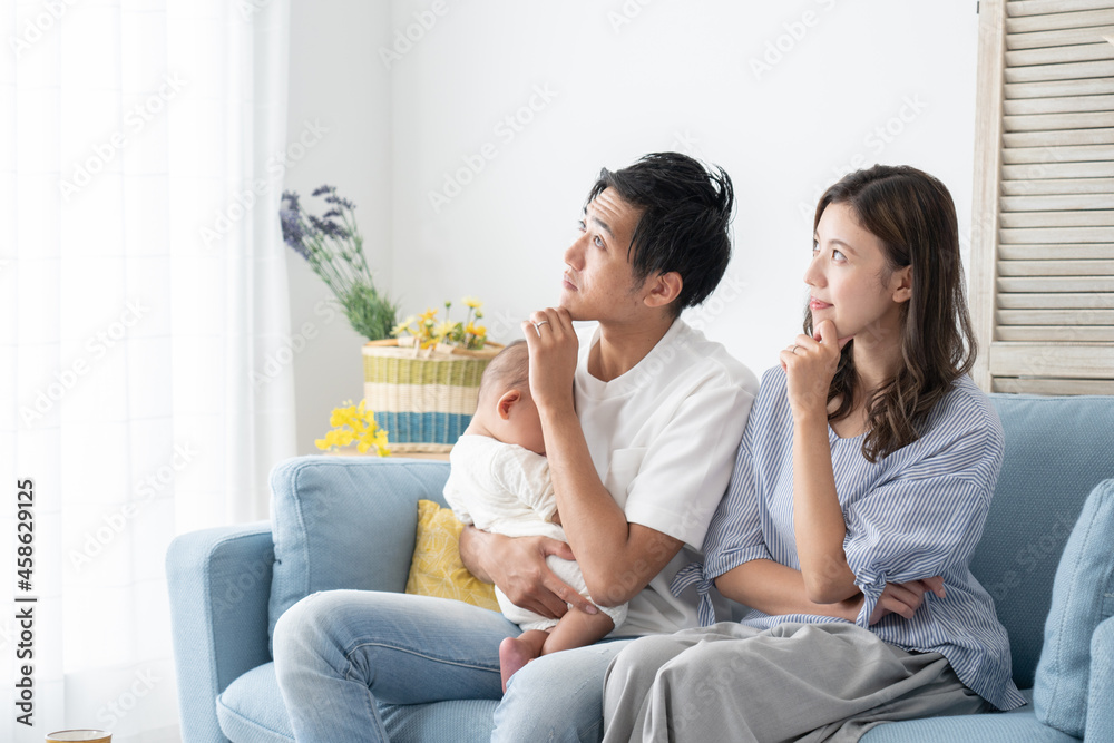 Obraz premium 赤ちゃんについて考えるパパママ（育児・子育て・家族・ファミリー）