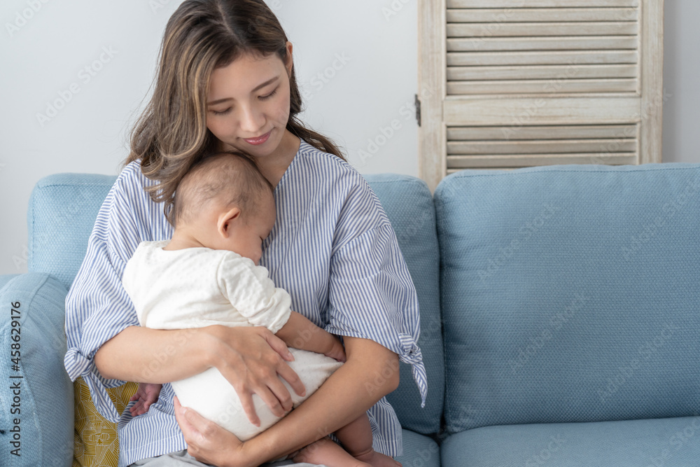 赤ちゃんを抱っこで寝かしつけるママ 育児 子育て 家族 ファミリー Stock Photo Adobe Stock