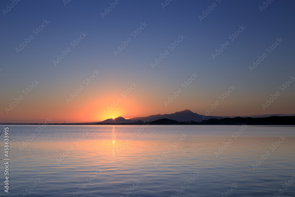 島根県の中海からの伯耆大山と日の出