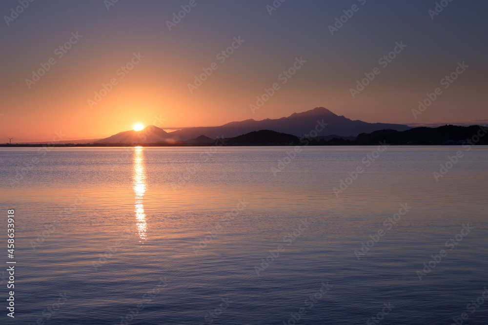 島根県の中海からの伯耆大山と日の出
