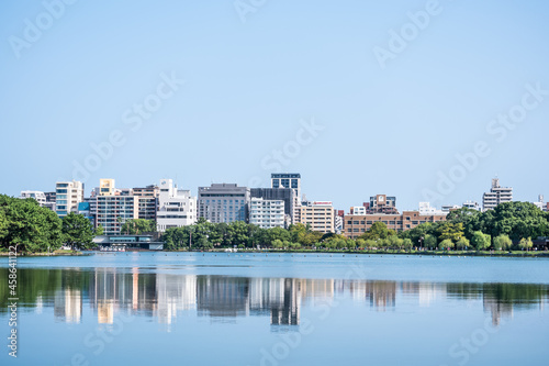 大濠公園ボートハウスのある都市風景