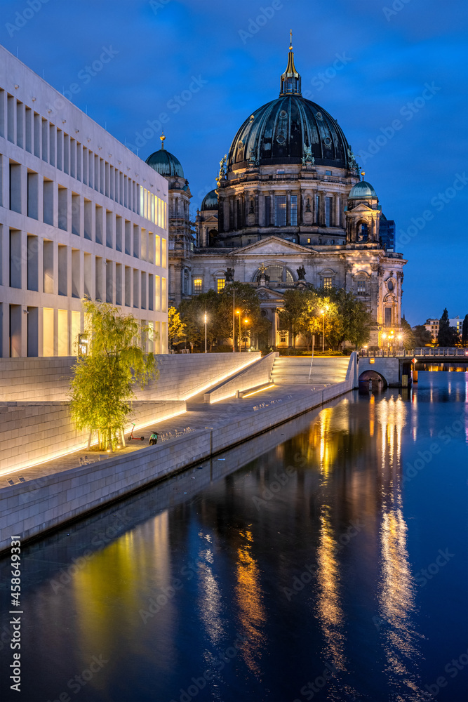 Fototapeta premium The Berlin Cathedral and the modern backside of the City Palace at night