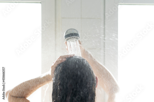 Chica en la ducha.