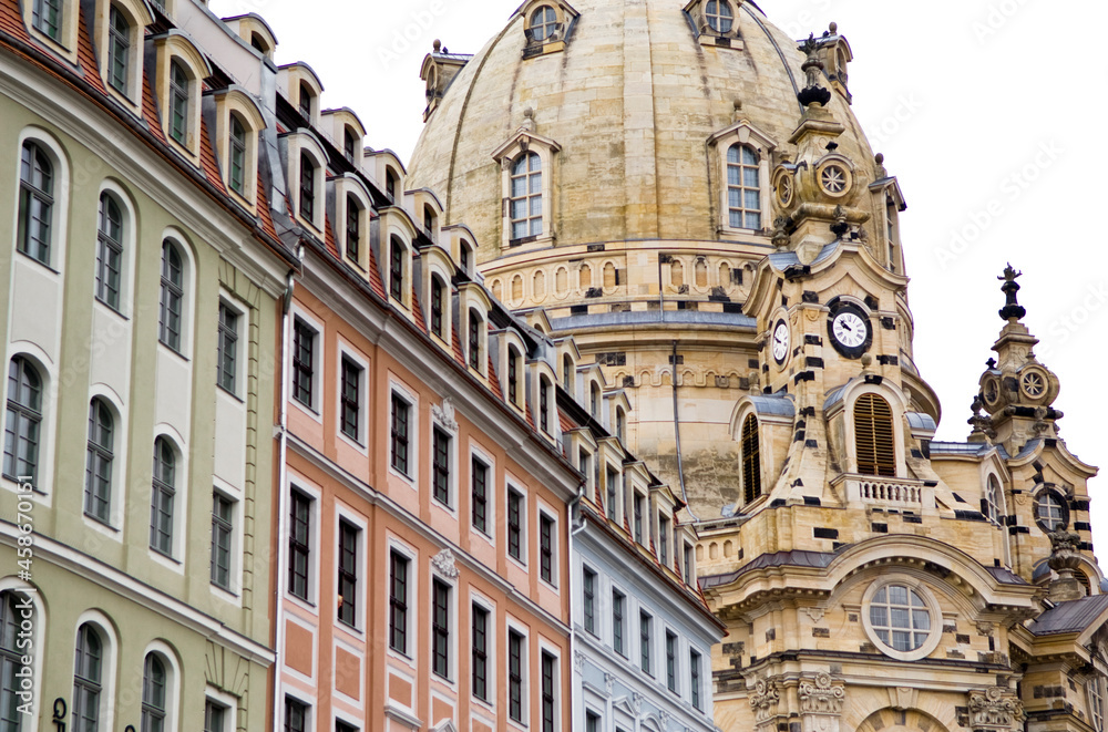 Schrägnasicht einer Häuserzeile mit der Kuppel der Frauenkirche in Dresden im Hintergrund
