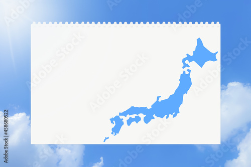 リングノート、ルーズリーフの白い文字入れスペースと日本地図/青空背景画像