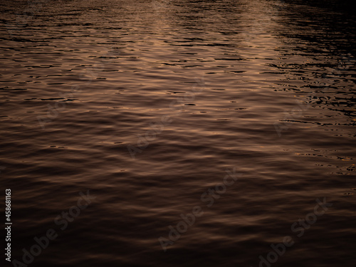 宵の水面と光