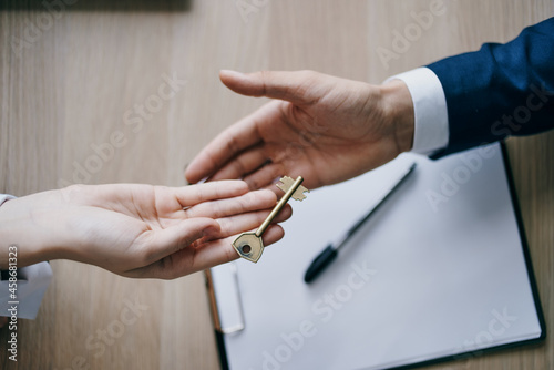 the key is in the hands of the conclusion of the contract apartment sale agency