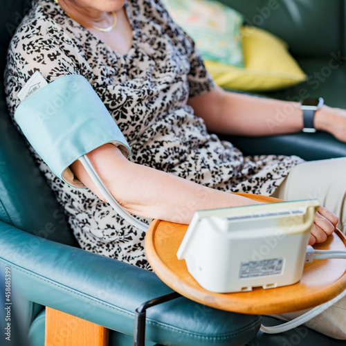 血圧 を 測定 する シニア 女性【 老人 の 健康管理 】