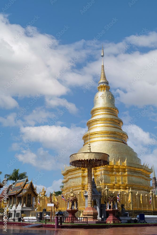 Fototapeta premium A golden pagoda at Wat Phra That Hariphunchai in Lumphun Province, Thailand .