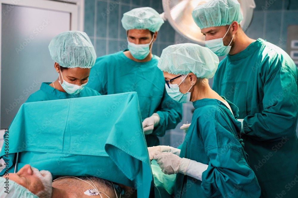 © NDABCREATIVITY - Group of surgeon at work in operating room in hospital © NDABCREATIVITY - Group of surgeon at work in operating room in hospital