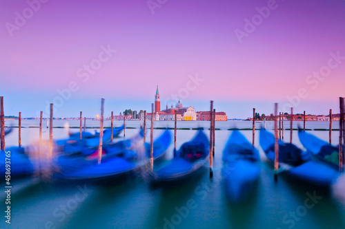 Gondolas in Venedig, Italien © santosha57