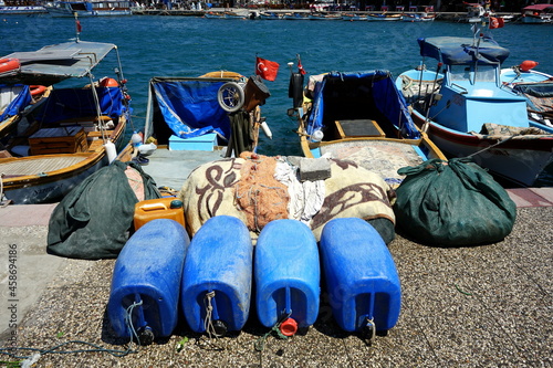 Schiffsausrüstung  am Pier vor bunten Fischerbooten im Sommer bei Sonnenschein im Hafen der Altstadt von Foca am Ägäischen Meer in der Provinz Izmir in der Türkei photo