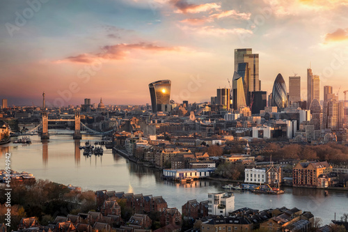Obraz na płótnie The skyline of London city with Tower Bridge and financial district skyscrapers
