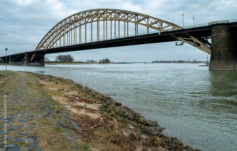 Obraz premium The Waal Bridge near Nijmegen, Gelderland Province, The Netherlands