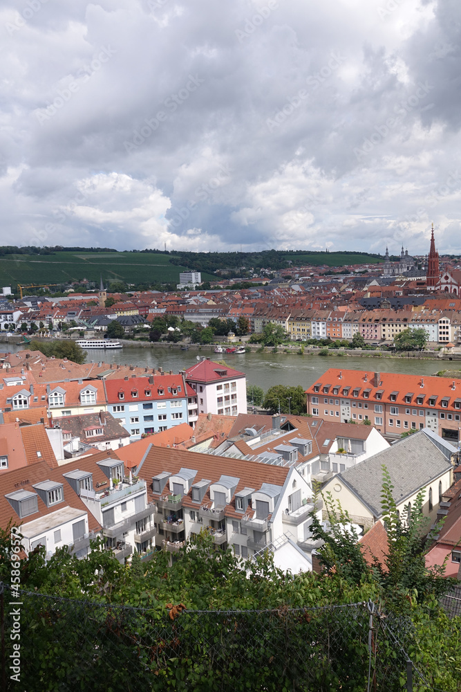 Fototapeta premium Main und Altstadt in Würzburg