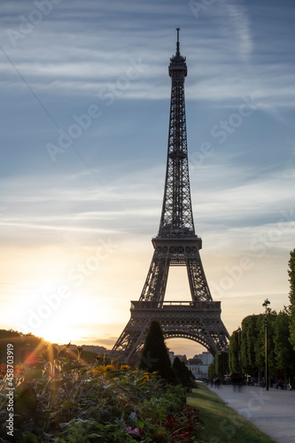 Fototapeta Naklejka Na Ścianę i Meble -  Tour Eiffel - tyrolienne