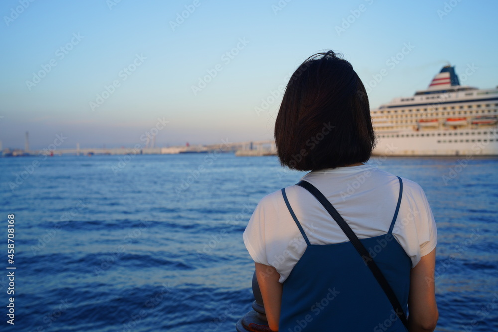 Fototapeta premium 海を眺める女性