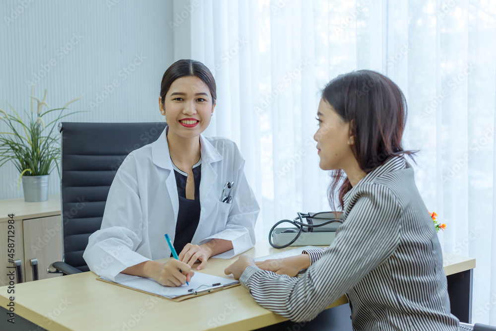 Obraz premium doctor consulting and do treatment to patient at examination room medical office in hospital