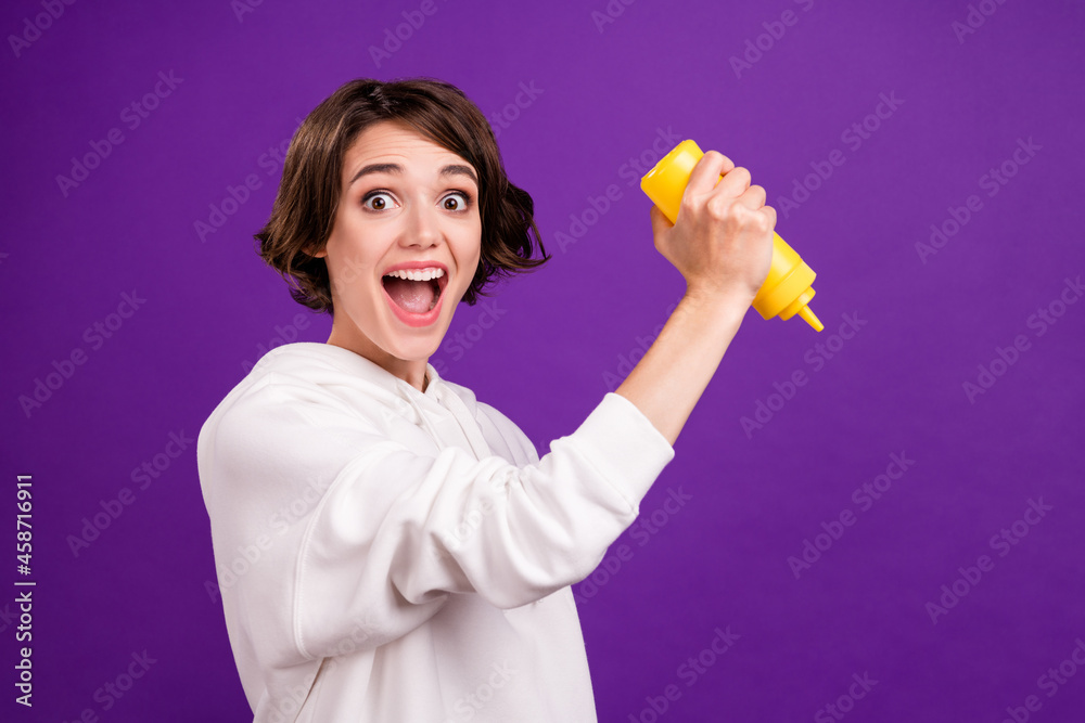 Photo portrait girl keeping mustard amazed staring opened mouth isolated vibrant pastel color background Photo portrait girl keeping mustard amazed staring opened mouth isolated vibrant pastel color background