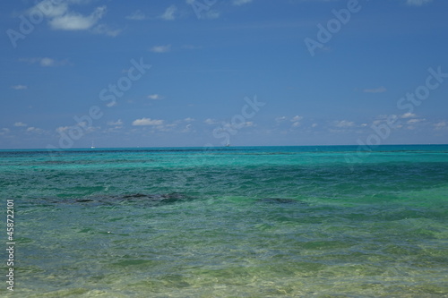 Fototapeta Naklejka Na Ścianę i Meble -  Scenic view on the turquois Atlantic Ocean, Bermuda
