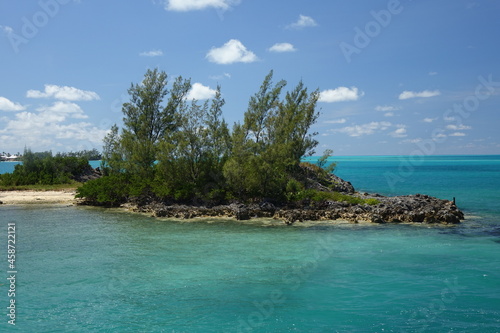 Fototapeta Naklejka Na Ścianę i Meble -  Scenic view on tropical beach and the turquois Atlantic Ocean, Bermuda
