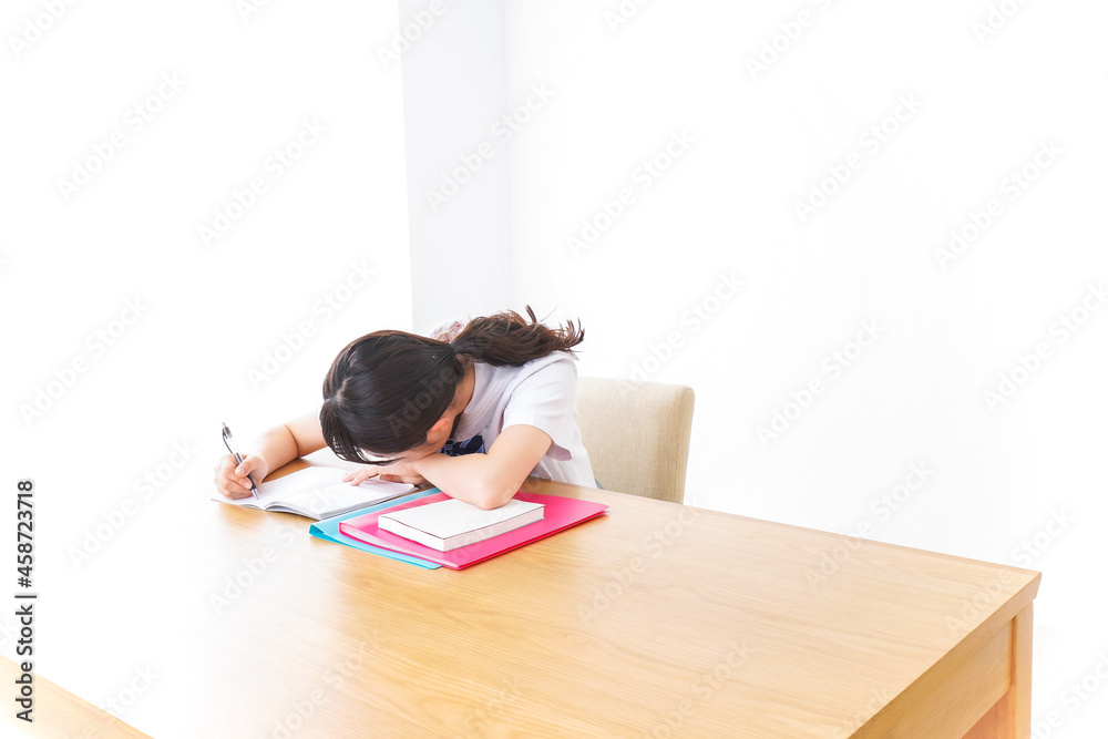 ダイエットをする若い女性 ダイエットをする若い女性