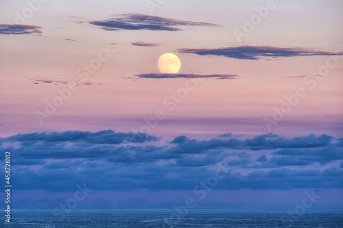 Obraz na plátně Sunset lit full moon