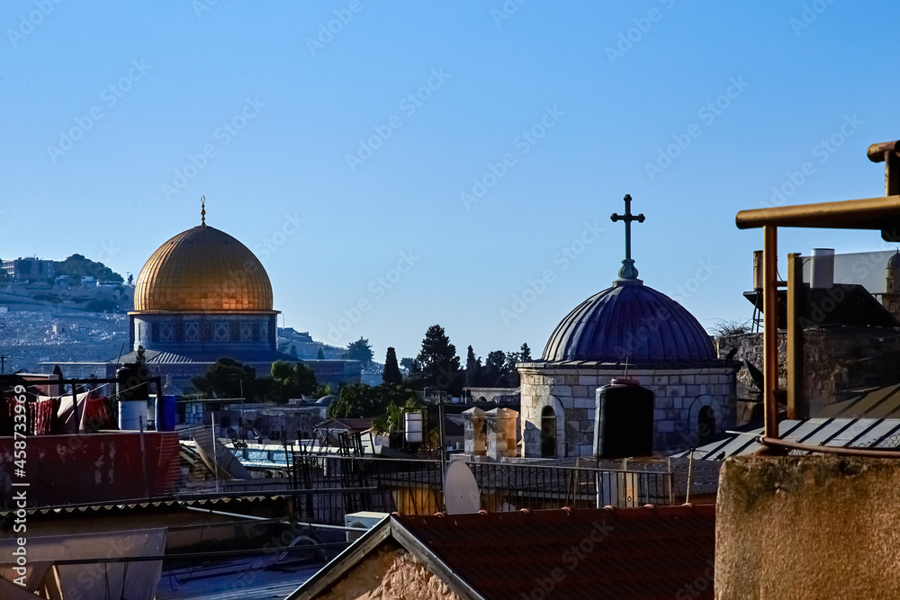 Obraz premium sunrise over Dome of the Rock, Temple Mount, and the ancient rooftops of the old city of Jerusalem, Israel.