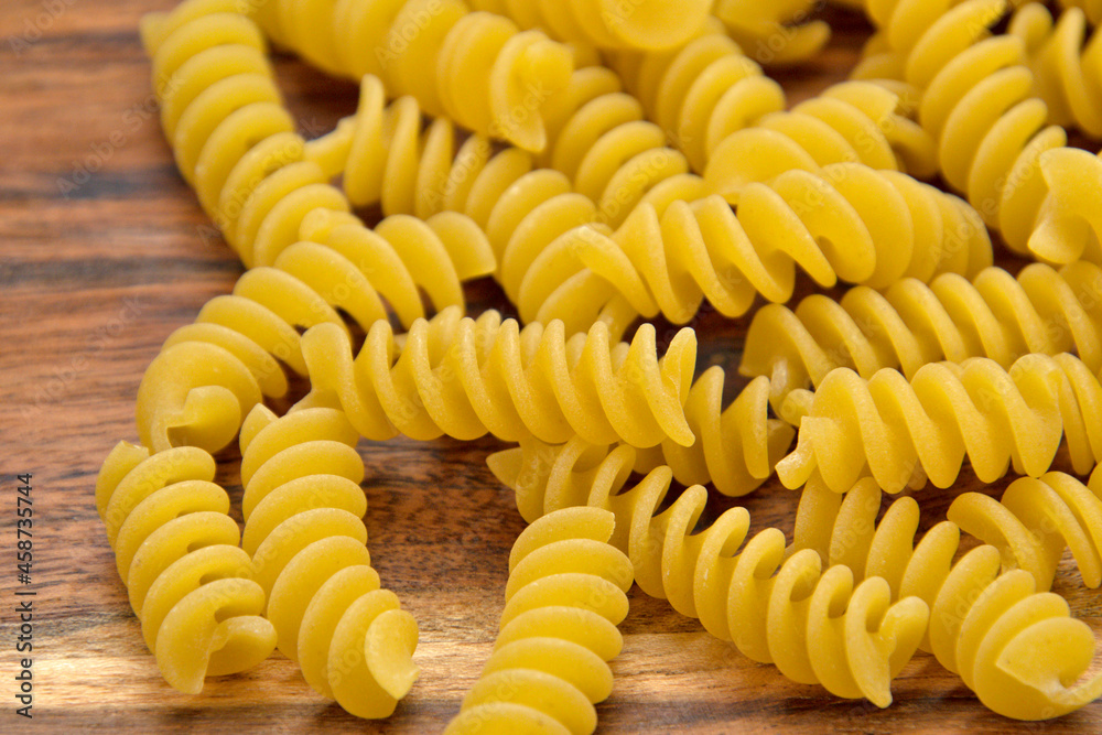 tas de fusilli crues sur un fond en bois tas de fusilli crues sur un fond en bois
