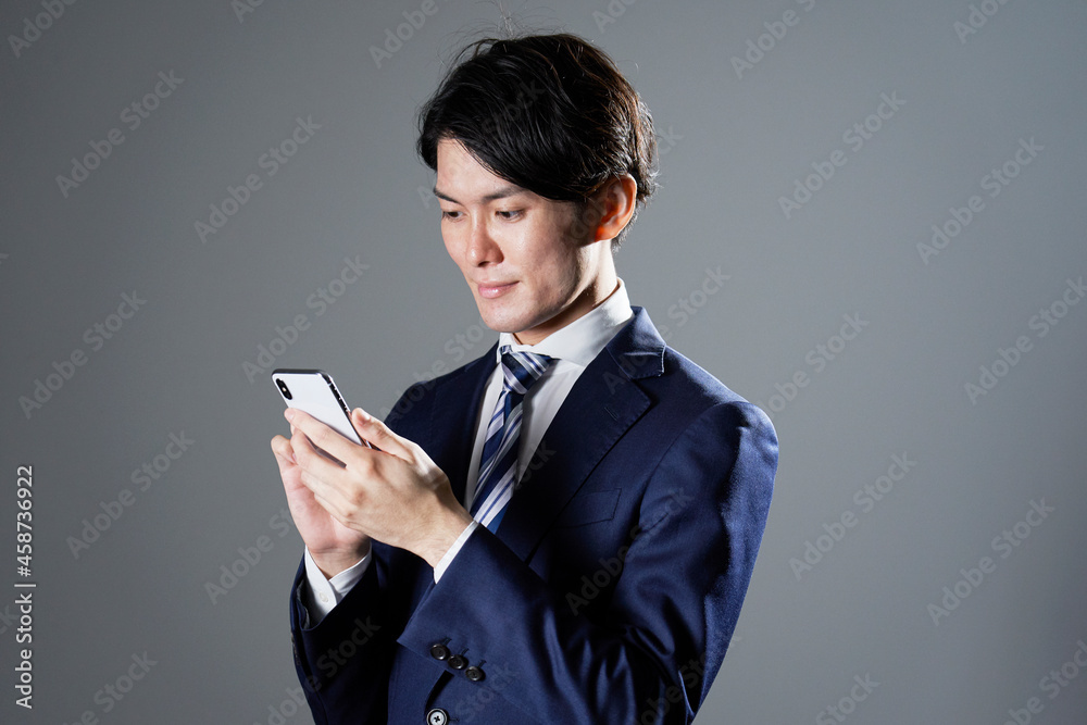 スマホを使うビジネスマン