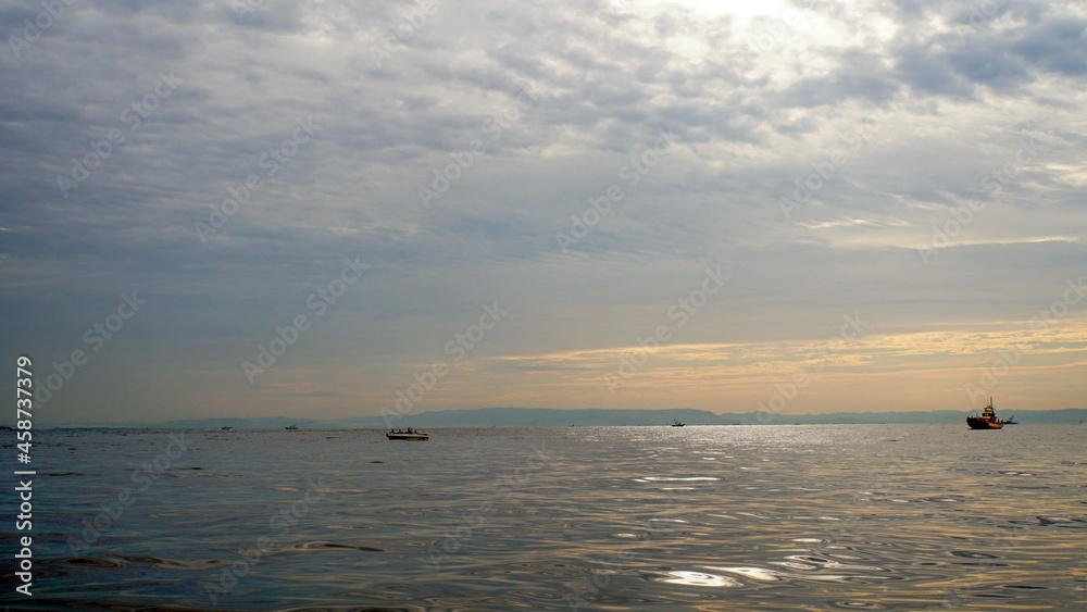 釣り船が浮かぶ早朝の東京湾