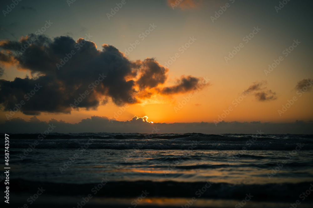 日本海に沈む夕日