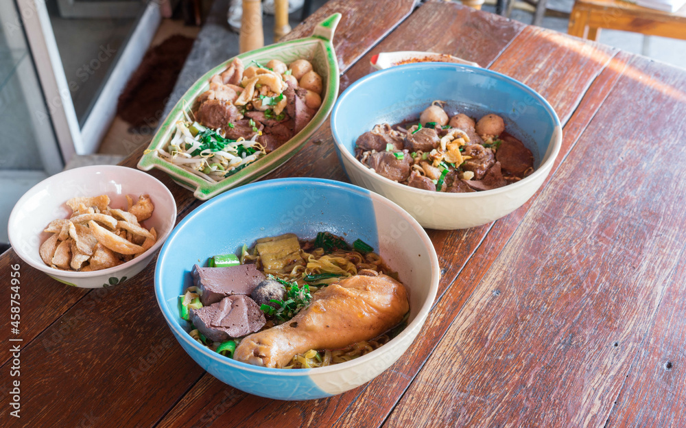 thai noodle with pork