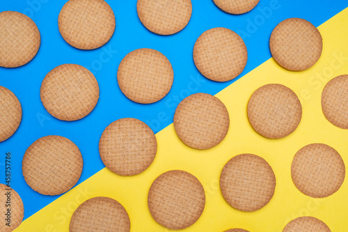 galletas rectangulares y redondas encima de unos fondos de color amarillo y azul