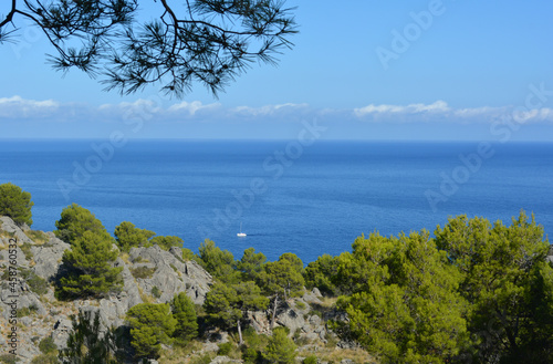 Blick vom Wanderweg zum Meer an der Küste bei Son Augustinus nach Port de Sóller, Mallorca, Spanien