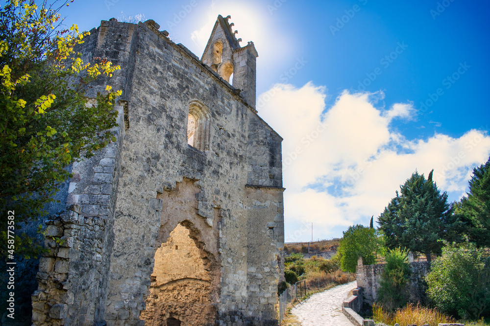 Restos abandonados del monasterio de La Armedilla siglo XV con sol tras la espadaña, España