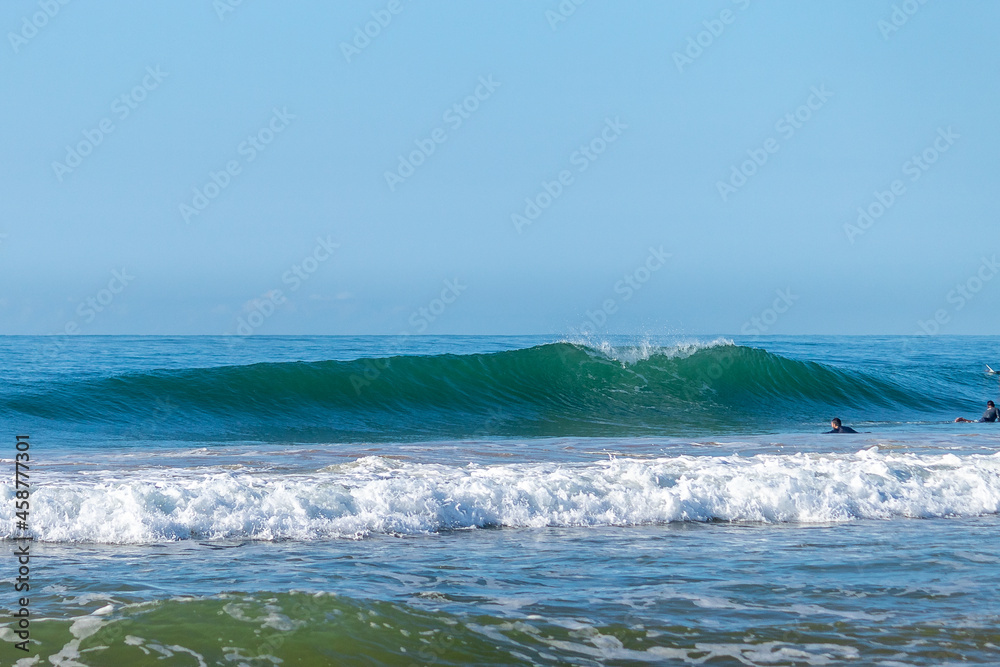ONDA PERFEITA QUEBRANDO NA PRAIA DO ULÉ EM GUARAPARI, ESPIRITO SANTO, BRASIL. ONDA PERFEITA QUEBRANDO NA PRAIA DO ULÉ EM GUARAPARI, ESPIRITO SANTO, BRASIL.