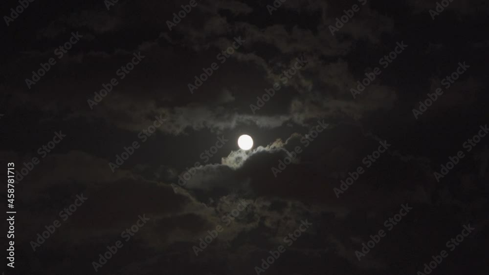 Luna tras un cielo de nubes negras