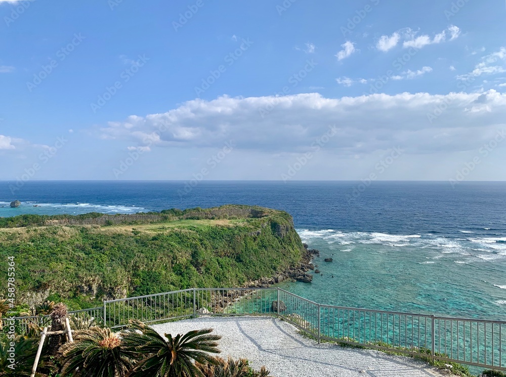 Obraz premium 果報バンタ ンダカチナ浜 宮城島 沖縄県